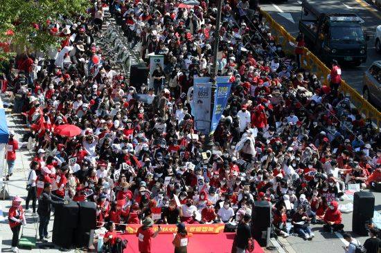 19일 오후 서울 종로구 대학로 마로니에 공원 앞에서 열린 불법촬영 편파수사 규탄집회에서 다음카페 ‘불법촬영 편파수사 규탄시위’ 를 통해 모인 여성들이 구호를 외치고 있다.  뉴시스