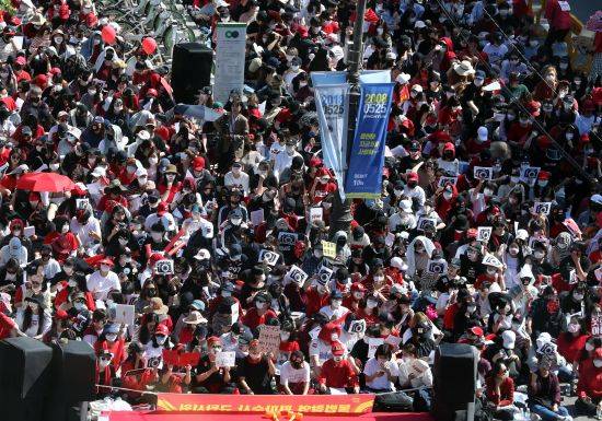 19일 오후 서울 종로구 대학로 마로니에 공원 앞에서 열린 불법촬영 편파수사 규탄집회에서 다음카페 ‘불법촬영 편파수사 규탄시위’ 를 통해 모인 여성들이 구호를 외치고 있다.  뉴시스