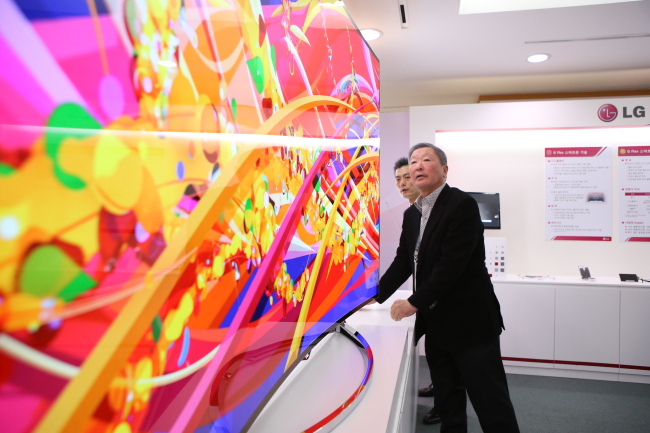 2014년 3월 연구개발성과보고회에서 구본무 회장이 연구과제인 LG전자 올레드 TV를 살펴보는 모습. [사진제공=LG]　