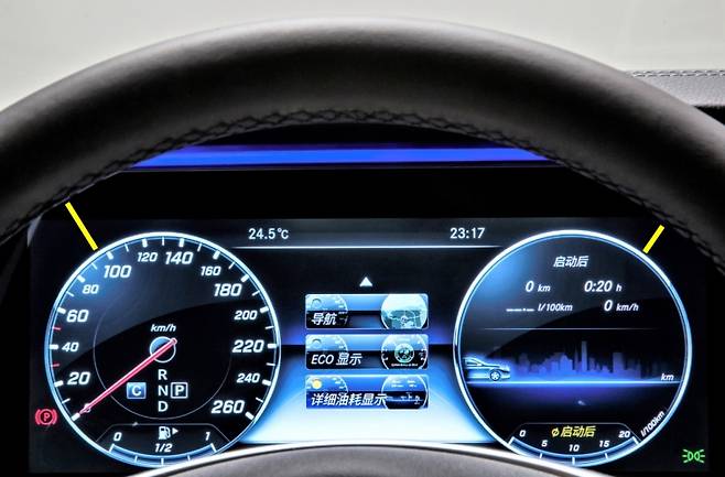 E클래스 롱바디 LCD 디스플레이 / 사진=다임러