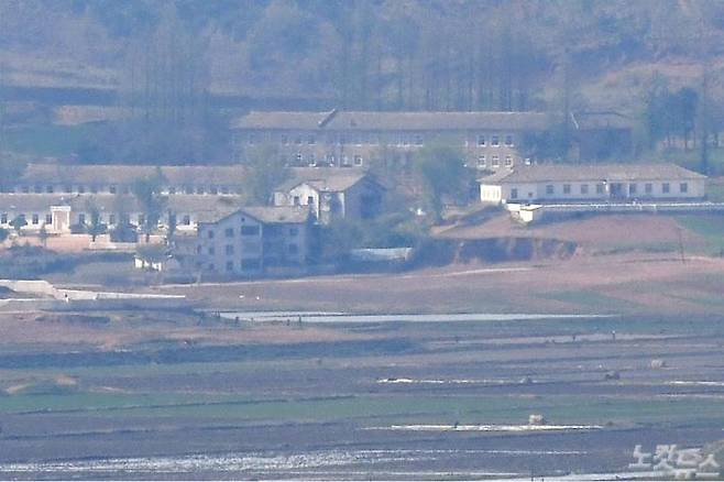 북한 황해북도 개풍군 관산반도 일대 마을에서 주민들이 들녘을 오가고 있다. (사진=박종민 기자/자료사진)