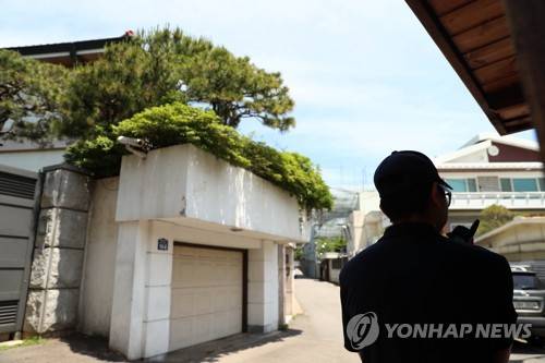 경찰청장 "내년까지 전두환-노태우 경비인력 모두 철수" (서울=연합뉴스) 윤동진 기자 = 이철성 경찰청장이 21일 기자간담회에서 "(전두환·노태우 전 대통령에 대한) 경비 인력을 올해 20% 감축하고, 내년까지 전부 철수할 계획"이라고 밝혔다. 사진은 이날 오후 전두환 전 대통령의 연희동 자택 앞 모습.       mon@yna.co.kr