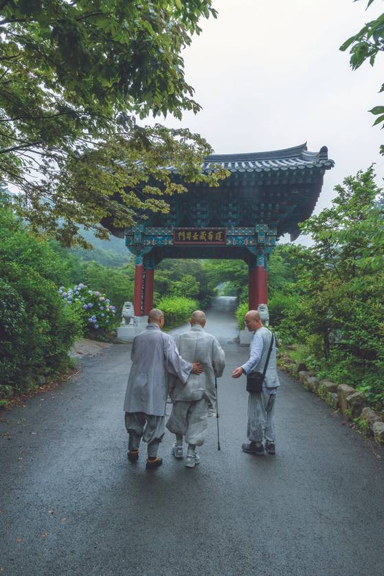 지난해 통영 연화사를 방문한 두 사람. 영담 스님이 고산 스님을 부축해 절집으로 들어서고 있다.[주명덕]