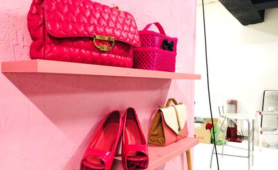 서울 구로구 구로동 A스튜디오에 여성 모델 촬영에 쓰이는 소품이 놓여 있다. 오원석 기자