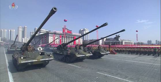 지난 2월 8일 조선중앙TV가 녹화 중계한 '건군절' 70주년 기념 열병식에는 포신이 긴 주체포를 비롯해 탱크, 견인포, 수륙양용돌격장갑차, 방사포 등의 북한 재래식 무기가 등장하고 있다. [사진 조선중앙TV 갭처=연합뉴스]