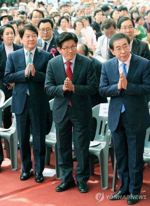 부처님오신날인 22일 오전 서울 종로 조계사에서 열린 봉축법요식에서 더불어민주당 박원순 서울시장 후보(오른쪽부터)와 자유한국당 김문수 서울시장 후보, 바른미래당 안철수 서울시장 후보가 합장하고 있다. [연합뉴스]