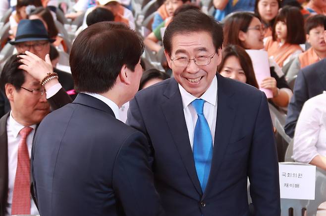 22일 서울 종로구 견지동 조계사에서 열린 불기 2562년 부처님 오신날 봉축법요식에서 안철수 바른미래당 서울시장 후보와 박원순 더불어민주당 서울시장 후보가 악수를 나누고 있다. 2018.5.22/뉴스1