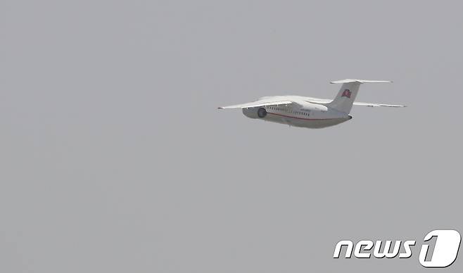 풍계리 핵실험장 폐기 행사 국제기자단이 탑승한 고려항공 여객기가 22일 오전 중국 베이징 서우두 공항에서 이륙하고 있다. (사진공동취재단) 2018.5.22/뉴스1 © News1 사진공동취재단