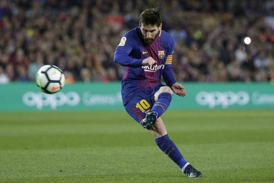 바르셀로나의 리오넬 메시가 지난 7일 열린 스페인 프리메라리가 레알 마드리드와의 경기에서 프리킥을 시도하고 있다. [AP=연합뉴스]