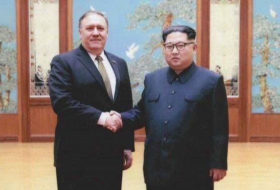 (워싱턴=연합뉴스) 이승우 특파원 = 마이크 폼페이오 미국 국무부 장관과 김정은 북한 국무위원장이 악수를 하고 있다.   폼페이오 장관은 CIA 국장이자 대통령 특사 자격으로 지난 부활절 주말(3월31일~4월1일) 북한을 방문했다. 세라 샌더스 백악관 대변인은 26일(현지시간) 이 사진을 공개하면서 구체적인 촬영 날짜와 세부 장소는 언급하지 않았다. 2018.4.27 [백악관 제공=연합뉴스]   leslie@yna.co.kr/2018-04-27 05:36:18/ <저작권자 ⓒ 1980-2018 ㈜연합뉴스. 무단 전재 재배포 금지.>