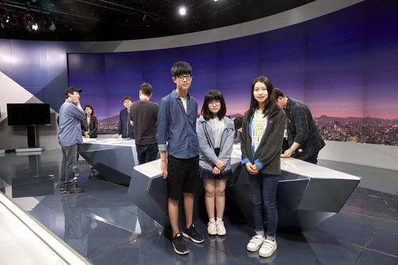 소중 학생기자단이 스튜디오를 둘러보는 사이 PD 주재로 큐시트를 확인하는 회의가 열렸다.