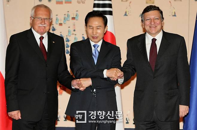 이명박 대통령과 유럽연합(EU) 의장국인 체코의 바츨라프 클라우스(왼쪽) 대통령, 주제 마누엘 바로수(오른쪽) EU 집행위원장이 청와대에서 정상회담을 갖기에 앞서 악수를 나누며 포즈를 취하고 있다. 2009.5.23 /청와대사진기자단