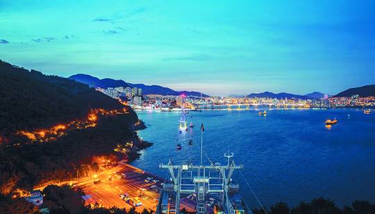 부산 송도해수욕장을 가로지르는 송도해상케이블카의 야경. 대원플러스그룹은 많은 기업이 사업성이 없다며 주저하던 시기에 과감하게 해상케이블카 사업에 참여해 부산지역 관광의 새로운 랜드마크를 만들었다. 대원플러스그룹 제공