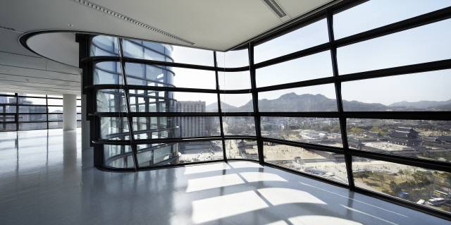 건물 실내에서 본 경복궁 방향 전경. 돌출띠의 단열 해결을 위해 국내 시공기술업체는 레이저커팅한 모든 철재띠를 조립하며 유려한 3D 곡면 커튼월을 구현했다./사진제공=조병수건축연구소·김용관 사진작가