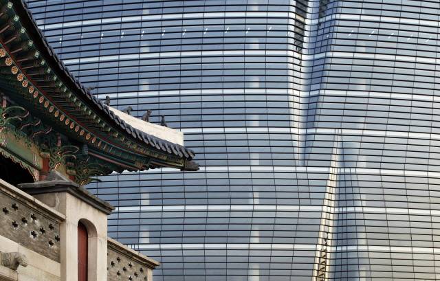 완공 당시 전통과 현대의 논란에 선 트윈트리타워. “경복궁과 어울리지 않는다”는 의견과 “참신하고 혁신적인 건축물이다”는 의견이 맞선 지 8년이 지난 현재 건물은 어느새 광화문 풍경에 익숙해지고 있다. /사진제공=조병수건축연구소·김용관 사진작가