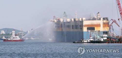 사흘째 이어지는 화물선 화재 진화작업 (인천=연합뉴스) 윤태현 기자 = 23일 오전 인천시 중구 인천항 1부두에서 소방대원들이 불이 난 파나마 국적 화물선 오토배너를 향해 방수하고 있다. 불은 21일 오전 9시 39분에 발생해 전날 대부분 진화됐지만, 화물선 내부에 열기·연기가 남아 있어 화재 발생 사흘째인 이날에도 진화작업이 이어지고 있다. 2018.5.23      tomatoyoon@yna.co.kr