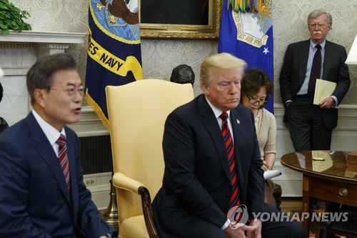 한미 정상 바라보는 존 볼턴 백악관 국가안보보좌관 [AP=연합뉴스]