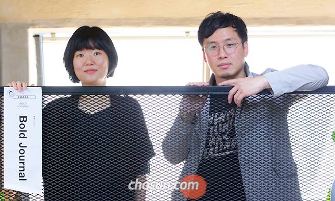 최혜진(왼쪽) 편집장과 김치호 발행인은 카메라 앞에서 웃지 않으려 애썼다. 이들은 “‘판’을 바꾸려면 엄숙해야 하므로 웃으면 안 된다”고 농담했다. /장련성 객원기자