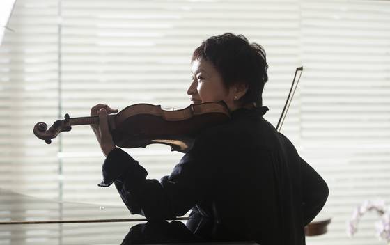 서울의 자택에서 만난 바이올리니스트 정경화는 ’남이 듣고 감동할 연주를 하려면 내 팔에 먼저 소름이 돋아야 한다.“고 했다. [권혁재 사진전문 기자]