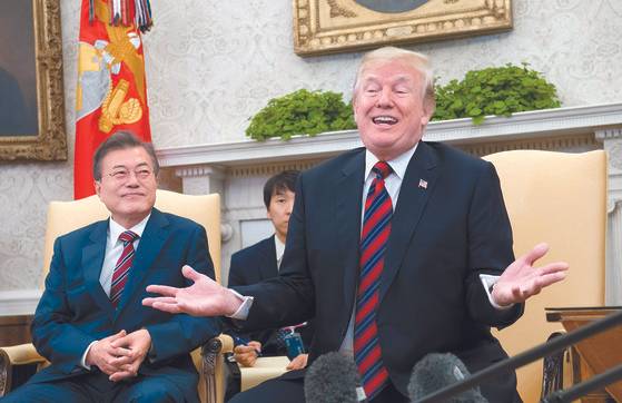 문재인 대통령과 도널드 트럼프 미국 대통령이 22일 워싱턴DC 백악관에서 정상회담에 앞서 기자들의 질문에 답하고 있다. 이날 질의응답은 예정된 시간보다 길어져 36분 동안 계속됐다. [AFP=연합뉴스]