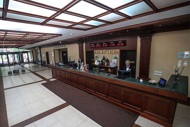 축구 대표팀이 월드컵 기간 베이스캠프로 사용할 뉴 피터호프 호텔 리셉션 데스크 전경.[연합뉴싀