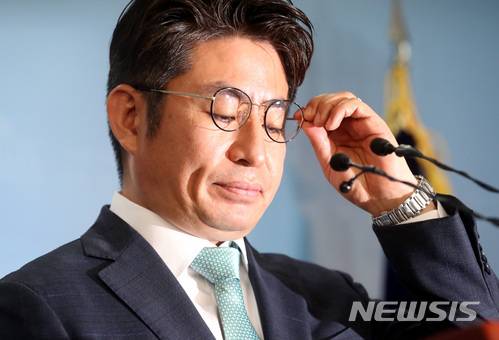 【서울=뉴시스】박영태 기자 = 23일 오후 서울 영등포구 여의도 국회 정론관에서 박종진 바른미래당 송파을 재보궐선거 예비후보가 공천갈등과 관련한 기자회견을 하고 있다. 2018.05.23.since1999@newsis.com