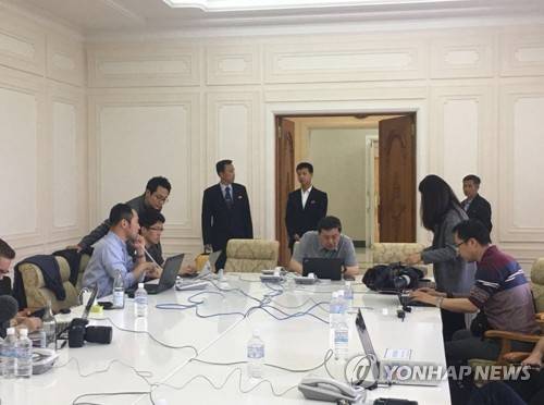 풍계리 취재 남측 기자단, 원산 도착 (서울=연합뉴스) 북한 풍계리 핵실험장 폐기 절차를 취재할 남측 공동취재단이 지난 23일 원산 갈마비행장에 도착했다고 중국 신화통신이 보도했다. [신화통신 트위터 캡처=연합뉴스]    photo@yna.co.kr