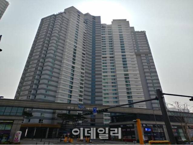 공매물건으로 나온 수원 영통구 하동 광교더샵레이크파크 오피스텔 모습. 캠코 제공.