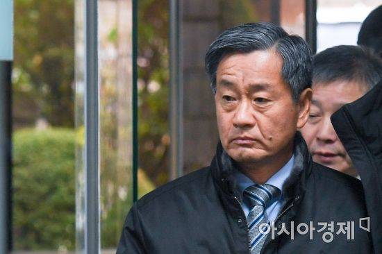 이명박 정부 시절 국가정보원의 '댓글 공작' 주도 실무책임자인 이종명 전 국가정보원 3차장이 지난해 11월17일 오전 서울 서초구 서울중앙지방법원에서 열린 영장실질심사에 출석하기 위해 법정으로 이동하고 있다./강진형 기자aymsdream@