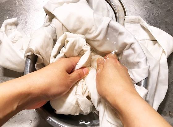 1~2시간 동안 식초 물에 담궈뒀던 후에는 얼룩 부위를 손으로 비벼 얼룩을 완전히 제거한다.