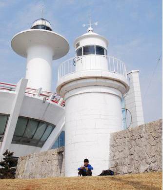 1903년 세워진 인천 팔미도 등대. 한국 최초로 불을 밝힌 등대다.  경향신문 자료사진