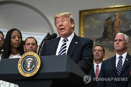 싱가포르 북미정상회담 취소 발표하는 트럼프 (워싱턴 EPA=연합뉴스) 도널드 트럼프 미국 대통령이 24일(현지시간) 백악관에서 마이크 펜스 부통령(오른쪽) 등이 지켜보는 가운데 김정은 북한 국무위원장과 하기로 예정돼 있던 6·12 싱가포르 북미정상회담을 취소한다고 발표하고 있다.       ymarshal@yna.co.kr