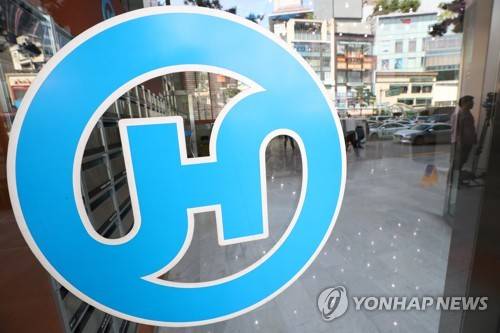 검찰, 한진빌딩 등 10여 곳 압수수색 (서울=연합뉴스) 김도훈 기자 = 조양호 한진그룹 회장 일가의 수백억대 상속세 탈루 의혹 등을 수사 중인 검찰이 24일 한진빌딩을 비롯해 10여 곳에 대한 압수 수색을 실시했다.      이날 압수수색이 실시된 서울 중구 한진빌딩 로비 모습. 2018.5.24      superdoo82@yna.co.kr