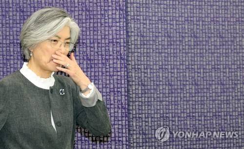자리로 향하는 강경화 장관 (서울=연합뉴스) 박동주 기자 = 강경화 외교부 장관이 25일 서울 종로구 외교부 청사에서 알로이지우 누네스 브라질 외교부 장관을 만나 악수하고 자리로 향하고 있다. 2018.5.25  pdj6635@yna.co.kr  (끝)