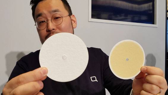 담배 연기로 인한 필터 변색 실험 후 아이코스 사용 필터(왼쪽)와 일반 담배 사용 필터.(사진=강신우 기자)