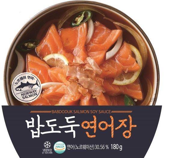 인플루언서들에게 일명 ‘갓띵작’(신이 만든 명작이라는 뜻)으로 평가 받는 세븐일레븐 밥도둑연어장. 세븐일레븐 제공