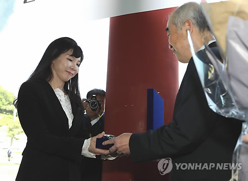 광주에서 '들불상' 받는 서지현 검사 (광주=연합뉴스) 정회성 기자 = 국내에 '미투' 운동을 촉발한 서지현 창원지방검찰청 통영지청 검사가 26일 광주 북구 운정동 5·18국립묘지에서 들불상을 받고 있다.