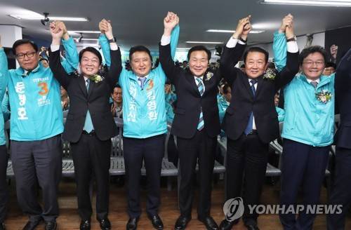 손 높이 든 바른미래당 수도권 단체장 후보들 (수원=연합뉴스) 홍기원 기자 = 25일 오후 경기도 수원시 팔달구 하은빌딩에서 열린 김영환 바른미래당 경기도지사 후보 선거사무소 개소식에서 참석자들이 손을 맞잡고 높이 들고 있다. 왼쪽부터 문병호 인천시장 후보, 안철수 서울시장 후보, 김영환 경기도지사 후보, 손학규 중앙선거대책위원장, 박주선 공동대표, 유승민 공동대표. 2018.5.25      xanadu@yna.co.kr