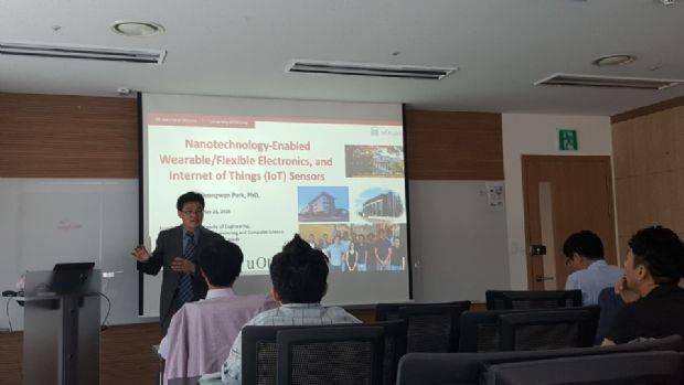 박정원 캐나다 오타와대 교수가 캐나다, 북미 중심 웨어러블 사물인터넷(IoT) 센서 기술 개발 동향과 전망에 대해 발표하고 있다.(사진=지디넷코리아)