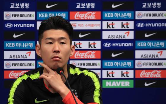 23일 오후 파주 대표팀트레이닝센터에서 손흥민이 인터뷰에 앞서 잠시 생각에 잠겨있다. [연합뉴스]