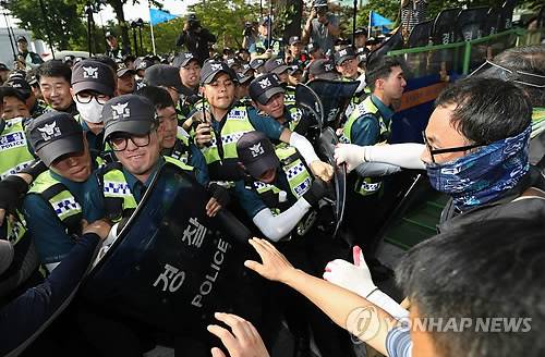 '최저임금법 개악' 경찰과 충돌한 민주노총 (서울=연합뉴스) 신준희 기자 = 28일 서울 여의도 국회 앞에서 열린 '최저임금 개악저지 민주노총 수도권 총파업대회'에서 조합원들이 경찰과 충돌하고 있다.       hama@yna.co.kr