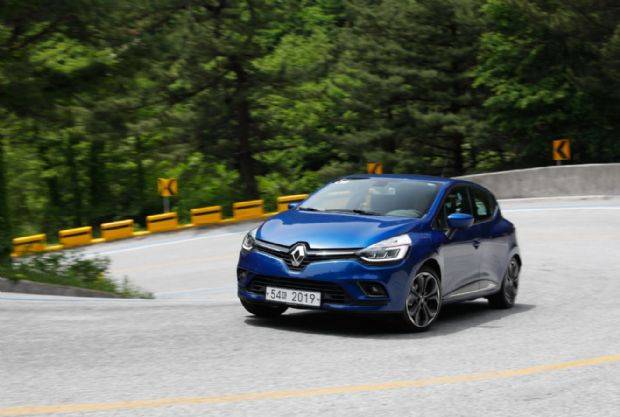 클리오 시승차가 강릉 내 급격한 경사 헤어핀 구간을 통과하는 모습 (사진=르노삼성차 제공)