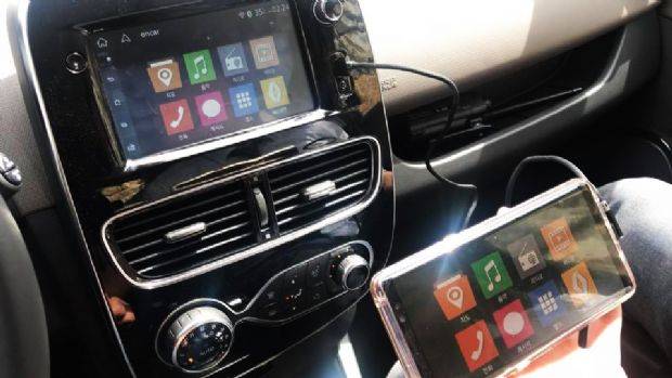 온카 인포테인먼트 시스템과 연동된 르노 클리오 (사진=지디넷코리아)