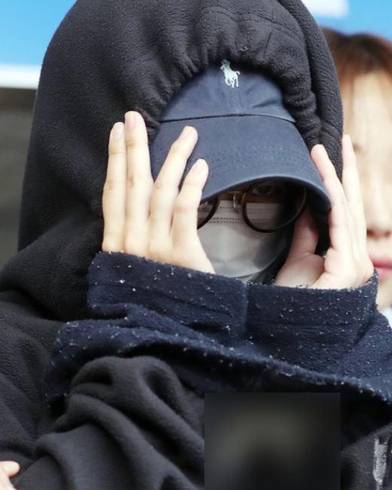 홍익대 회화과 수업 도중 남성모델의 나체 사진을 몰래 찍어 인터넷에 유포한 혐의를 받고 있는 안모씨가 지난 12일 영장실질심사를 받기 위해 법원에 출석했다. /뉴시스