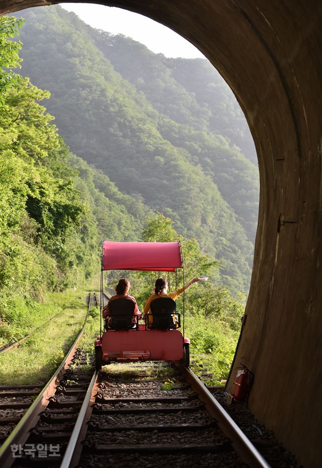 몇 개의 터널을 통과할 땐 색다른 즐거움을 맛볼 수 있다.