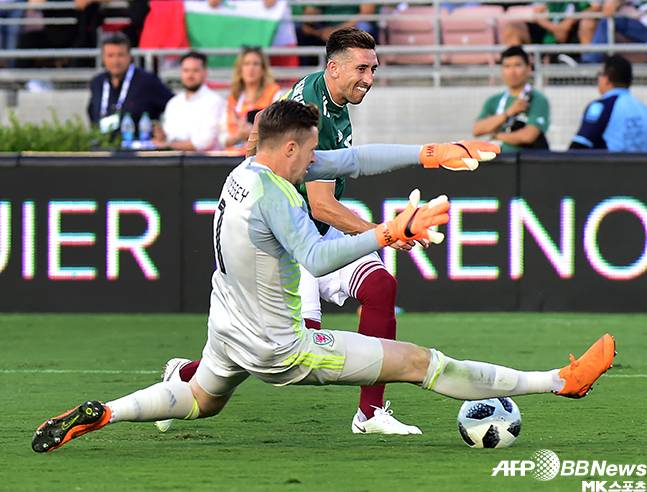 멕시코-웨일즈 중립지역 평가전에서 엑토르 에레라의 슛이 웨일즈 골키퍼에 막히는 모습. 사진=AFPBBNews=News1