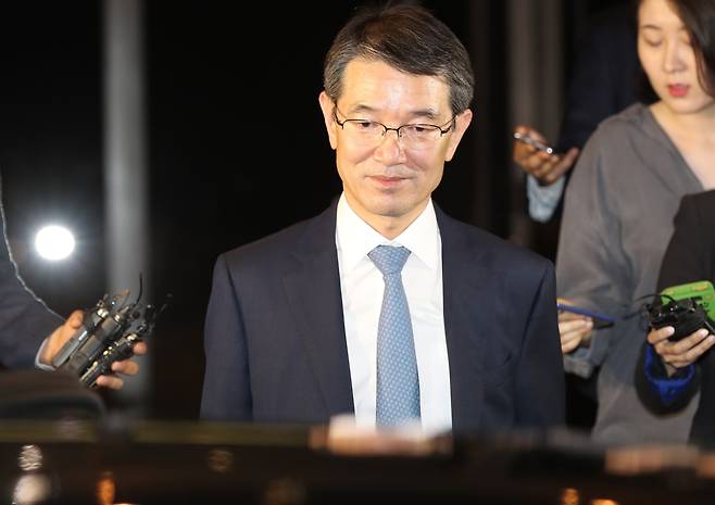 (서울=연합뉴스) 김도훈 기자 = 사법행정권 남용 의혹 관련 특별조사단장인 안철상 법원행정처장이 25일 오후 서울 서초구 대법원에서 퇴근하고 있다. 이날 특별 조사단은 비공개 회의를 마친 뒤 회의 결과를 김명수 대법원장에게 보고했다.  ⓒ연합뉴스