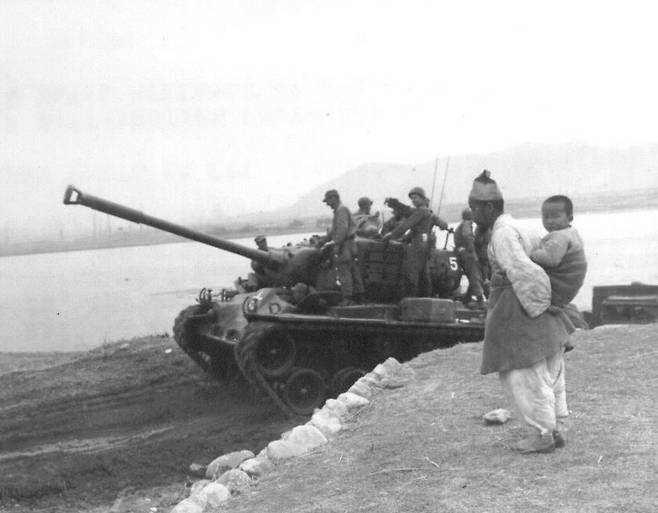 1951. 4. 4. 춘천, 북한강 유역에 전차를 몰고 온 이방인들과 아이를 업은 노인 ⓒNARA