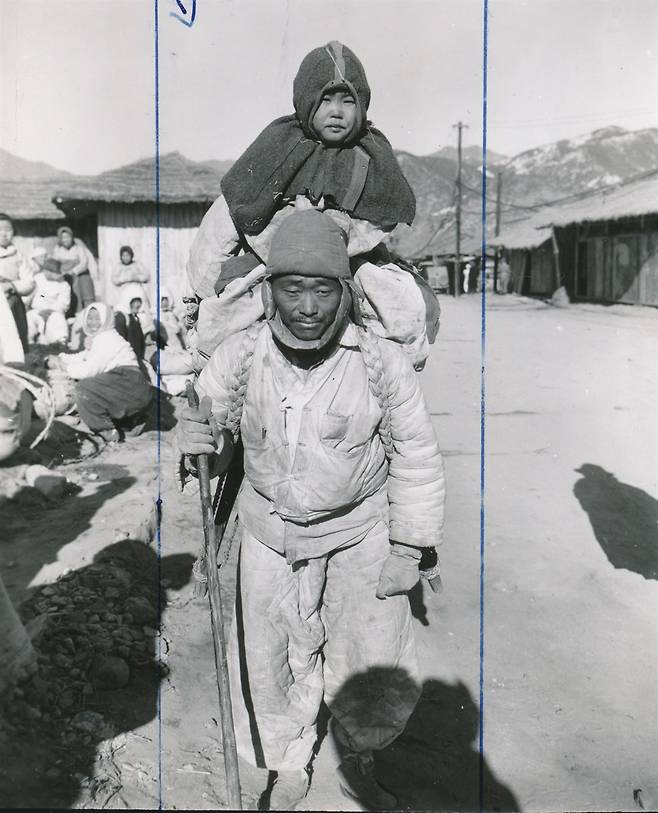 1951. 1. 20. 어느 부자의 피란 행렬(부인과 큰 아들은 전란에 잃었다고 함). ⓒNARA