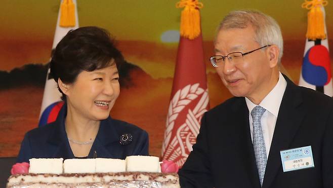 2015년 10월 1일 박근혜 대통령과 양승태 대법원장이 계룡대에서 열린 건군 제67주년 경축연에서 대화하고 있다. ⓒ연합뉴스